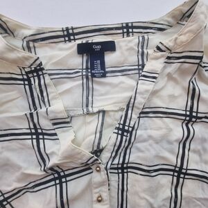 White and black top size xs by Gap